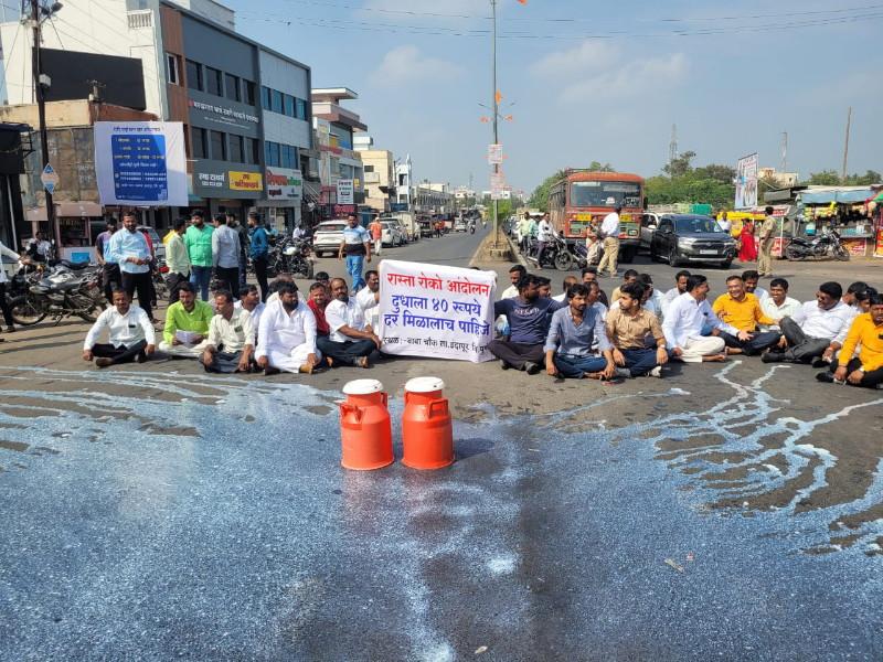 Block road in Indapur to demand milk price hike Milk poured on Pune Solapur National Highway | दुध दरवाढीच्या मागणीसाठी इंदापूरात रास्ता रोको; पुणे सोलापूर राष्ट्रीय महामार्गावर दूध ओतले