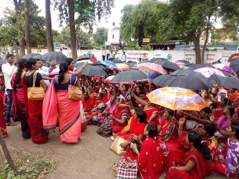 Anganwadi employees umbrella march in Beed; Demand for Government employees' status and salary allowance | बीडमध्ये अंगणवाडी सेविकांचा छत्री मोर्चा; शासकीय कर्मचाऱ्यांचा दर्जा आणि वेतन भत्त्याची केली मागणी