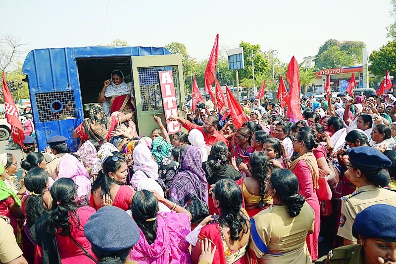 Jail Bharo movement of the Aanganwadi workers in Nagpur | नागपुरात अंगणवाडी कर्मचाऱ्यांचे जेलभरो आंदोलन