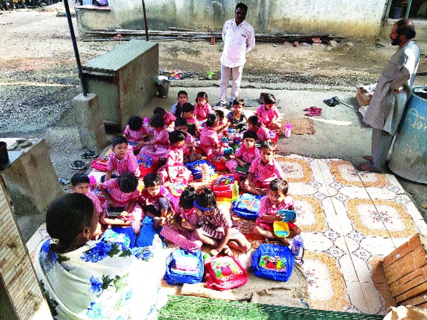 Anganwadi students take education in open | वाकीपाड्यातील अंगणवाडी विद्यार्थ्यांचे शिक्षण उघड्यावर