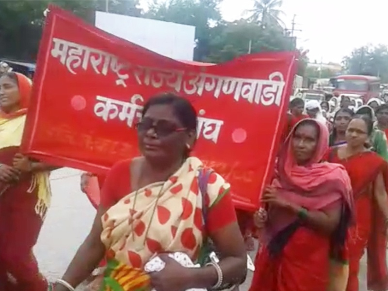 Anganwadi workers' sticks back to the front, protest against reducing retirement age | अंगणवाडीतार्इंचा लाठी वापसी मोर्चा, निवृत्तीचे वय कमी करण्यास विरोध