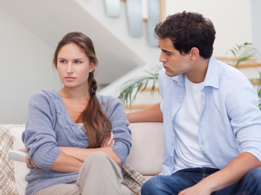 why your wife is constantly irritated? check these 5 mistakes | बायको तुमच्यावर सतत भडकतेय? सतत फुगून बसतेय? -मग तुम्ही या 5 चूका तर करत नाही.