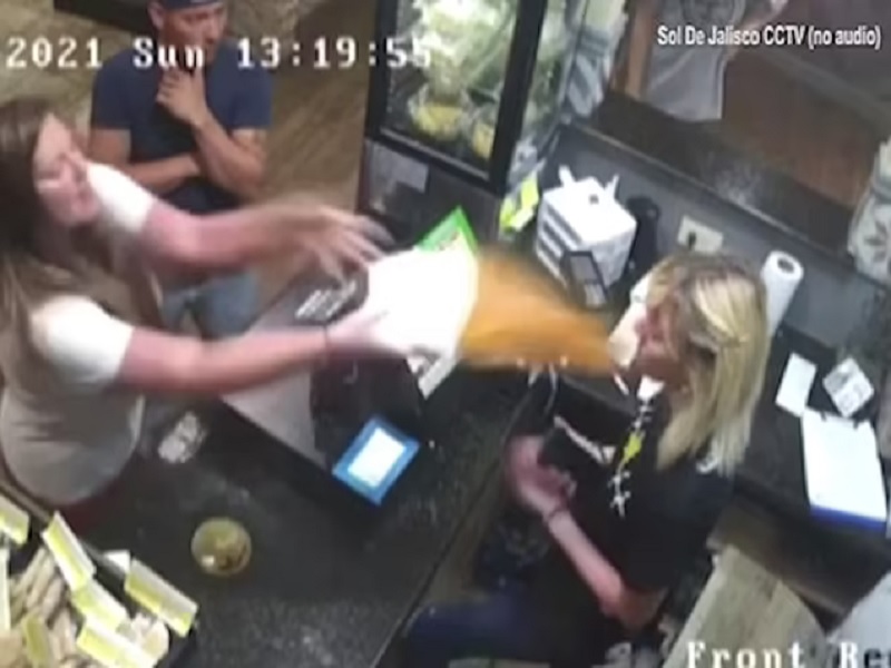 Angry Woman Throws Steaming Hot Soup In Restaurant Manager’s Face In Shocking Video | गरम Soup वरून जोरदार वादावादी, महिलेनं मॅनेजरला दिली अशी शिक्षा, घटना सीसीटीव्हीत कैद