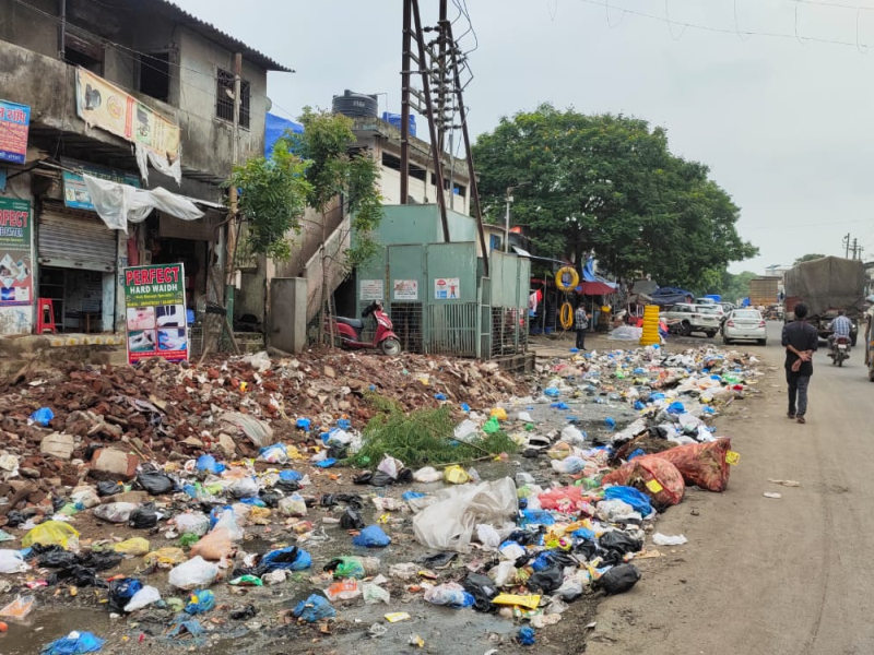 Disruption of sanitation campaign in Bhiwandi; Empire of garbage and dirt on the streets again | भिवंडीत स्वछता अभियानाचा बोजवारा; रस्त्यावर पुन्हा कचरा व घाणीचे साम्राज्य 