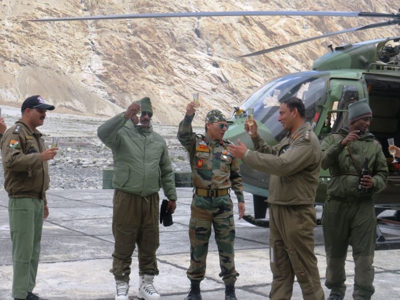  Army helicopter fixes 18,000 feet, maximum in Siachen | सलाम... भारतीय लष्कराचा 18 हजार फुटांवर विश्वविक्रम