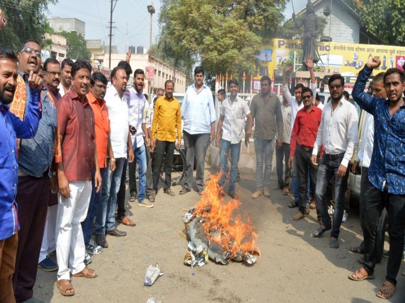 The burning of the effigy of MLA Anil Gote in Dhule | धुळ्यात आमदार अनिल गोटे यांच्या पुतळ्याचे दहन