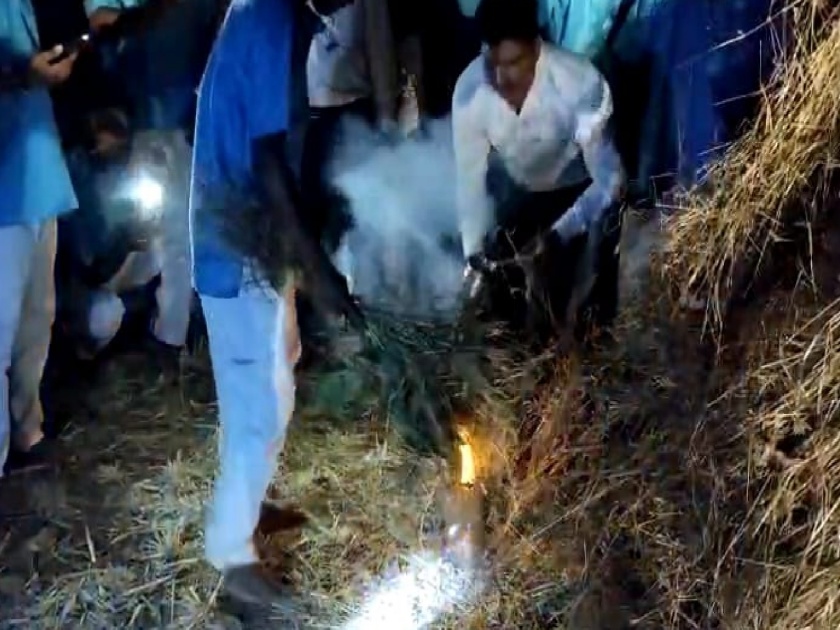 Annis activists lit Holi with water in Devasade, explained the science behind it | Ratnagiri: अंनिस कार्यकर्त्यांनी देवसडेत चक्क पाण्याने पेटवली होळी, त्यामागील विज्ञान केलं स्पष्ट 