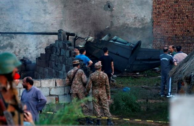 Pakistan Army plane crashes in civilian area; The death of 15 people | पाक लष्कराचं विमान नागरी वस्तीत कोसळलं; 15 जणांचा मृत्यू 