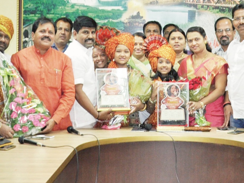 Little Champ Anjali Gaekwad gets one lakh prize money from Municipal Corporation | लिटिल चॅम्प अंजली गायकवाडला नगर महापालिकेकडून एक लाखांची बक्षिसी
