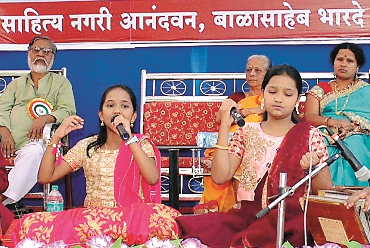 Anjali and Nandini songs are sung on Balkumar Sahitya Sammelan | बालकुमार साहित्य संमेलनावर अंजली व नंदिनीच्या गायनाची मोहिनी 