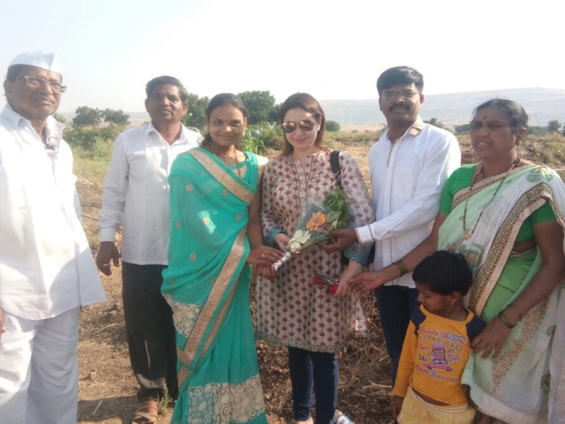  Sachin Tendulkar's wife visits Karanji village farmers! | सचिन तेंडुलकरच्या पत्नीने घेतली करंजी गावच्या शेतक-यांची भेट!