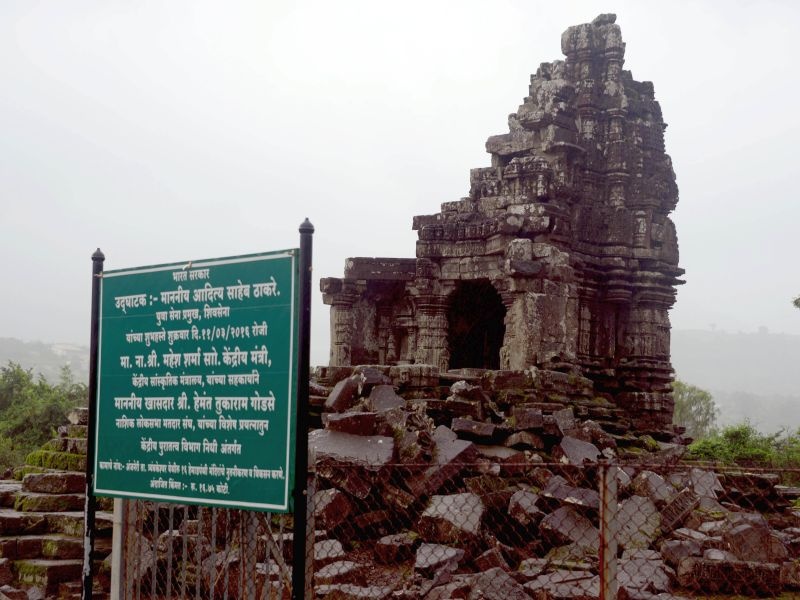  Amendment with slow down: In the danger of Hemadpanthi temples protected in Anjenri of Nashik | दुरुस्ती संथगतीने : नाशिकच्या अंजनेरीमधील संरक्षित हेमाडपंती मंदिरे धोक्यात