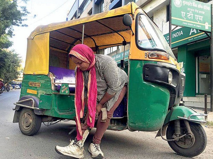 Physically challenged women auto Rikshaw driver Ahmedabad | दिव्यांग तरुणी जिद्दीनं चालवतेय रिक्षा; कारण वाचून लेकीबद्दलचा आदर वाढेल!