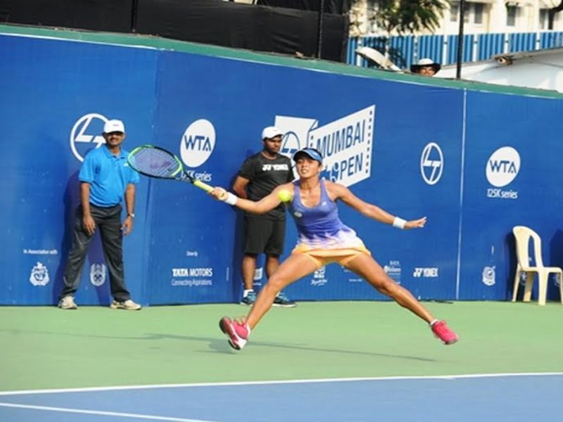 India's Ankita Raina's winning salute in WTA tennis tournament | डब्ल्यूटीए टेनिस स्पर्धेमध्ये भारताच्या अंकिता रैनाची विजयी सलामी