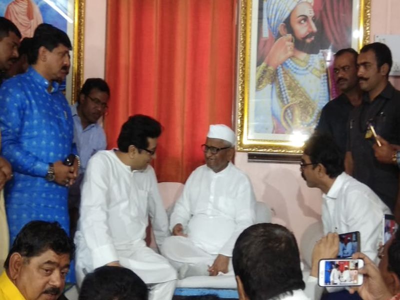 Live : MNS Chief Raj Thackeray meets Anna Hazare at Ralgansiddhi | राज ठाकरे राळेगणसिद्धीत, अण्णा हजारेंसोबत बंद दाराआड 'राज' की बात