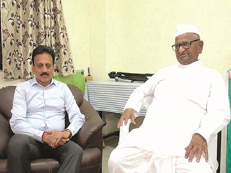 Anna Hazare is firm on hunger strike; Mahajan failed | अण्णा हजारे उपोषणावर ठाम; महाजन यांची शिष्टाई अयशस्वी