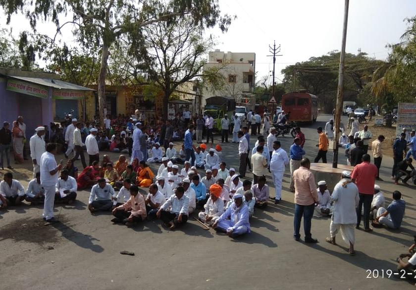 Anna Hazare's agitation for the fourth day today: Stop the path of villagers | अण्णा हजारे यांचा आंदोलनाचा आज चौथा दिवस : ग्रामस्थांचे रास्ता रोको