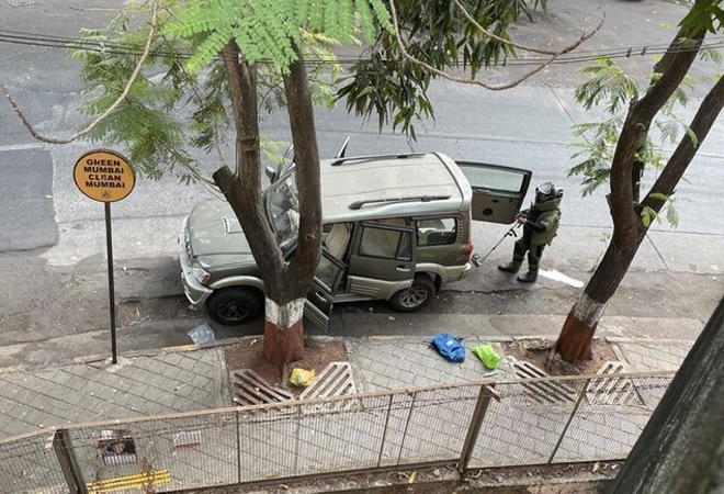 Antilia Bomb Scare: Two more arrested by NIA from Mumbai | Antilia Bomb Scare : मुंबईतून आणखी दोघांना NIA ने केली अटक 