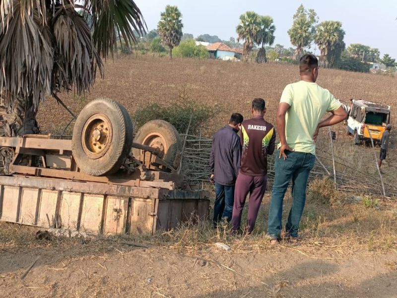 Passenger vehicle collides with standing tractor trolley, one killed; Four injured in sironcha village | उभ्या ट्रॅक्टर ट्रॉलीवर प्रवासी वाहन आदळले, एक ठार; चार जखमी