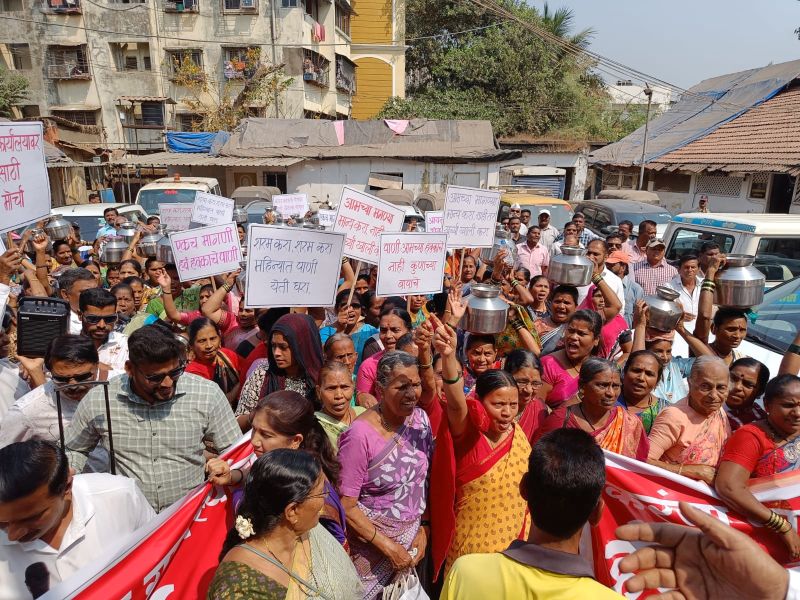 Thousands of villagers and women of the thirsty Chanje Gram Panchayat area protest against water shortage in the tehsil. | तहानलेल्या चाणजे ग्रामपंचायत हद्दीतील हजारो ग्रामस्थ अन् महिलांचा पाणी टंचाई विरोधात तहसीलवर हंडा मोर्चा 
