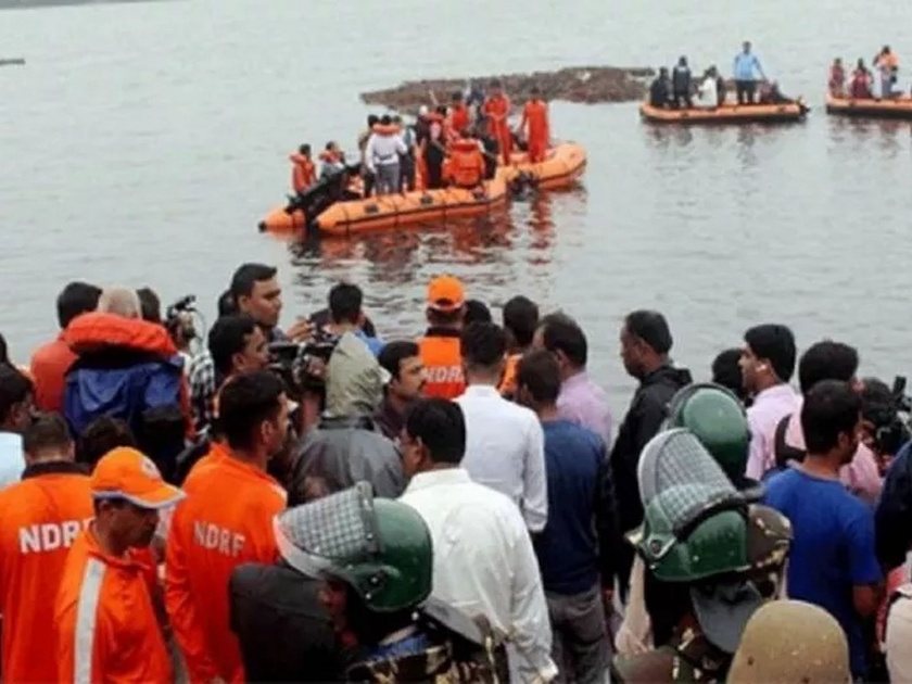 Several People Feared Drowned In Tourist Boat In The Swollen Godavari River In Andhra Pradesh | अमरावतीत बोट उलटल्यानं 11 जणांचा मृत्यू; अनेक प्रवासी बेपत्ता