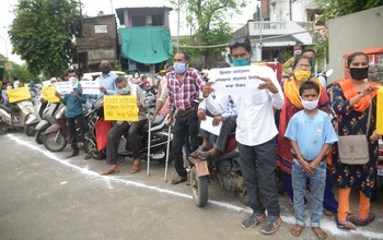 Divyang and bus workers' agitation outside the corporation hall | मनपा सभागृहाबाहेर दिव्यांग व बस कर्मचाऱ्यांचे आंदोलन
