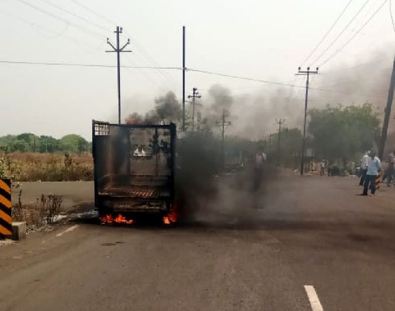The running cargo vehicle caught fire near waghoda road | धावत्या मालवाहू वाहनाने घेतला पेट; चालक बचावला, वाहतूक खोळंबली