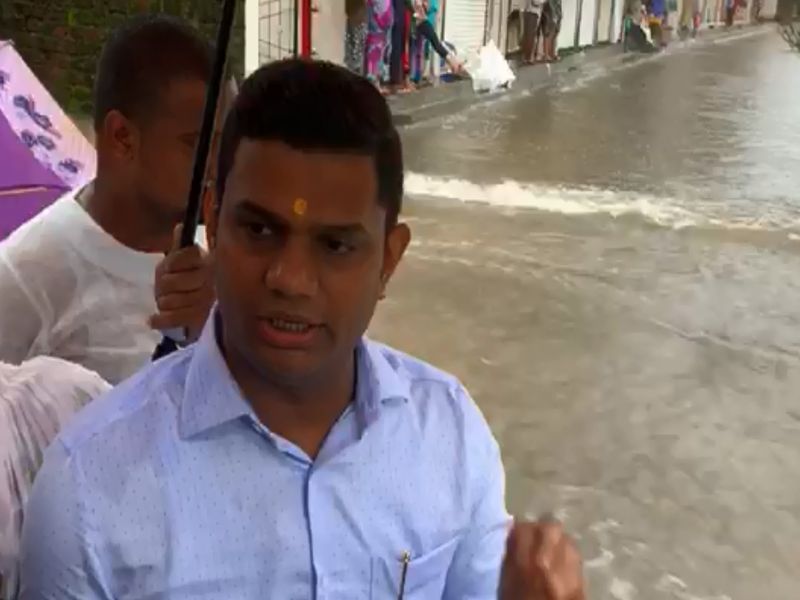 Water entered the house of the poor, independent corporator ran in the chawl kalyan | Video : गरिबांच्या घरात शिरले पाणी, मदतीसाठी चाळीत धावला अपक्ष नगरसेवक 