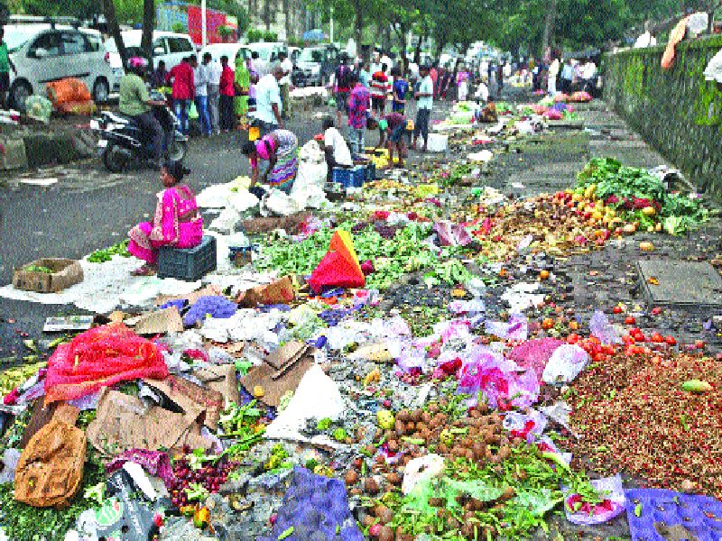 Waste Empire before the APMC Fruit Market | एपीएमसी फळ मार्केटसमोर कचऱ्याचे साम्राज्य