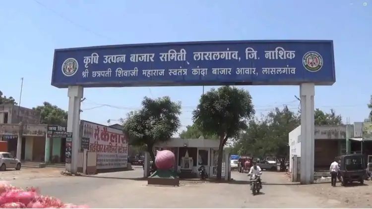 all market committees of nashik district closed indefinitely bandh begins to protest imposition of export duty on onion | नाशिक जिल्ह्यातील सर्व बाजार समित्या बेमुदत बंद