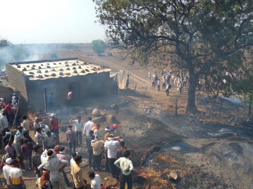 Fire broke ourt at Apoti village: 4 to 5 houses burnt | आपोतीत अग्नीतांडव : ४ ते ५ घरे जळून खाक