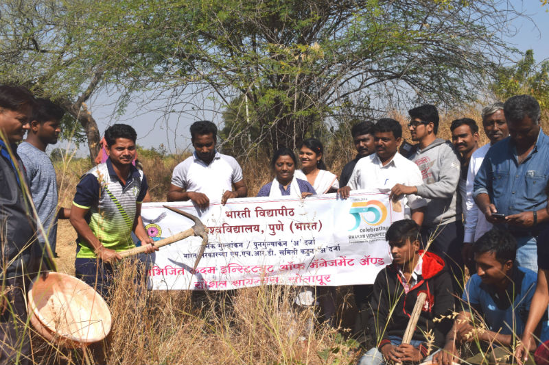 Small Bundle Raises Message of Water Blocking, Transformational Charter in Shinggaon: NSS is successful by students of Bharti Vidyapeeth Society! | लघु बंधारा उभारून दिला पाणी अडविण्याचा संदेश, शिंगडगावमध्ये परिवर्तनाचे वारे : भारती विद्यापीठ समाजकार्यच्या विद्यार्थ्यांकडून एनएसएस यशस्वी !