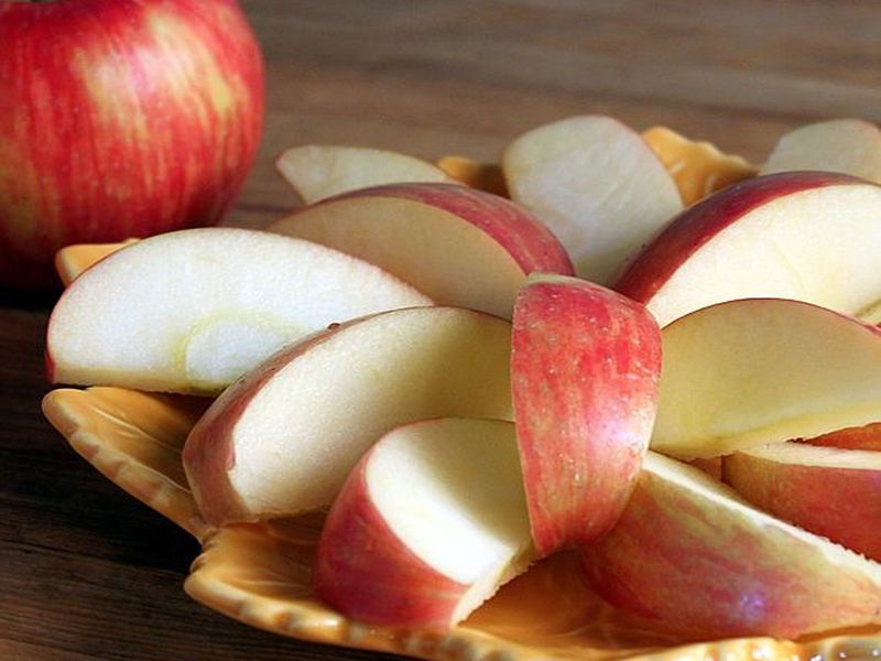 Easy tips how to prevent sliced apples from browning | World Food Day : कापलेलं सफरचंद काळं पडू नये म्हणून खास उपाय!