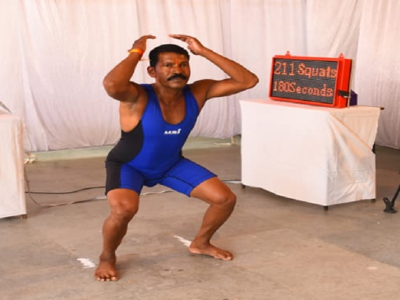211 squats in 3 minutes; Record of Appasaheb Gaikwad of Aurangabad | ३ मिनिटांत विक्रमी २११ अर्धबैठका; औरंगाबादच्या अप्पासाहेब गायकवाड यांचा विक्रम