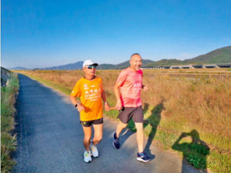 He ran 2253 km without being seen... | दिसत नसताना तो २२५३ कि.मी.पळत गेला; आता लक्ष दक्षिण कोरिया! 