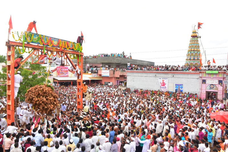 Thousands of devotees attend the 'Shreefalahandi' ceremony in the forest | हजारो भाविकांची उपस्थितीत अरणमध्ये रंगला ‘श्रीफळहंडी’ सोहळा