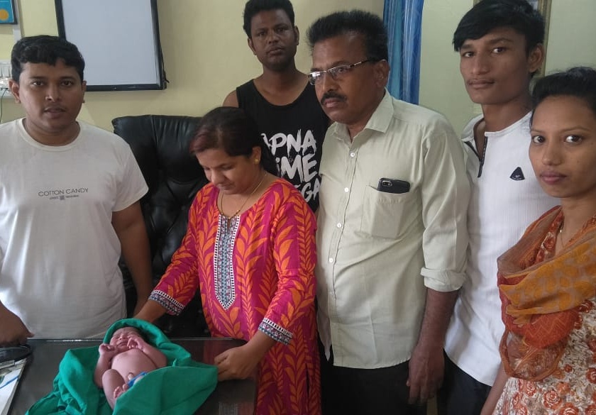 Giving the child to a thrown boy | फेकून दिलेल्या अर्भकाला मिळाले जीवदान