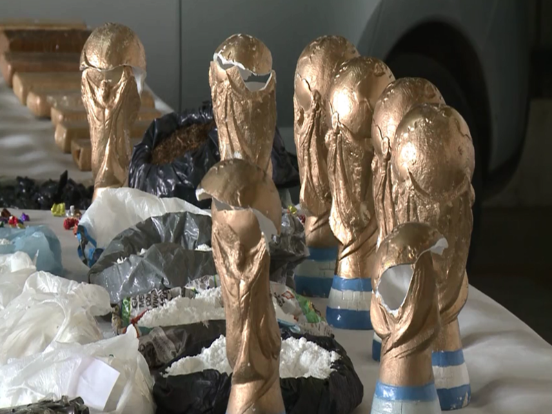 FIFA World Cup 2018: Replicas of World Cup trophy used for drug trafficking, confiscated in Buenos Aires | फुटबॉल विश्वचषक ट्रॉफीमधून अमली पदार्थांची तस्करी 