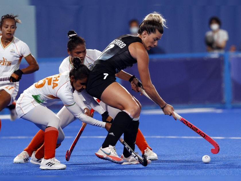 Tokyo Olympic, Hockey: Heart Break for Team India Women's in Hockey Semifinal, was leading 1-0 but lost the match by 1-2 | Tokyo Olympic, Hockey : भारतीय महिला हॉकी संघाची 'सुवर्ण' घोडदौड अर्जेंटिनानं रोखली; आता कांस्यसाठी लढणार!