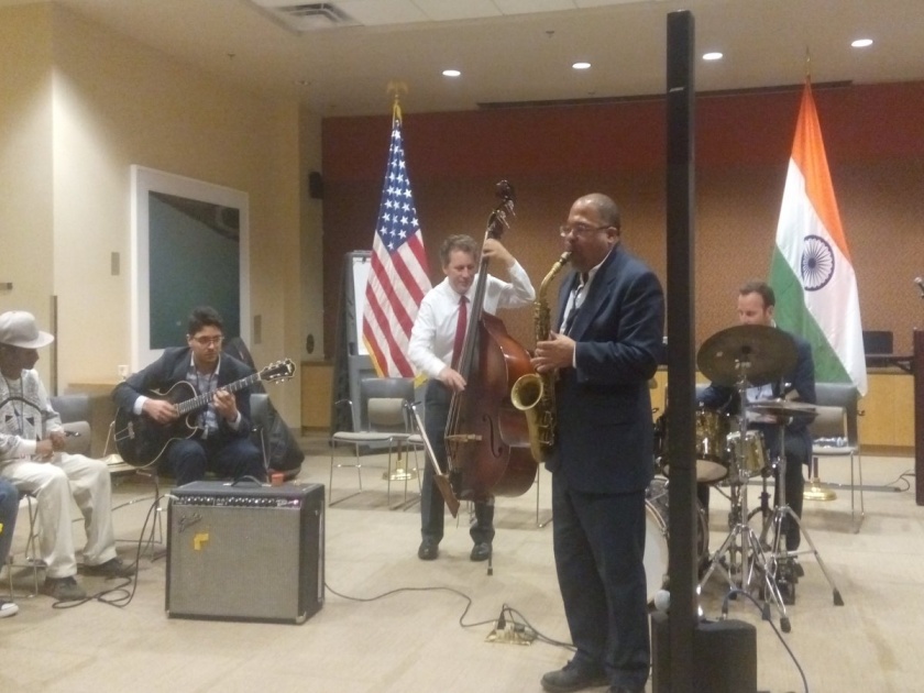 When US jazz band plays with Dharavi Rocks group | अमेरिकेतील जॅझ बॅंड धारावी रॉक्स ग्रुपच्या तालावर वादन करतो तेव्हा...