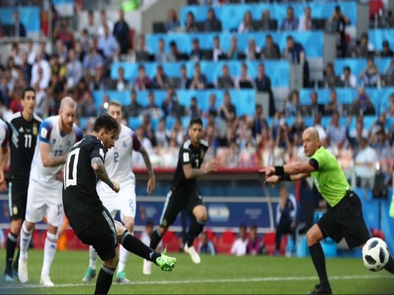 FIFA World Cup 2018: Messi misses 'kick', Argentina penalty | FIFA World Cup 2018 : मेस्सीची 'किक' चुकली, अर्जेंटिनाला बरोबरीची 'पेनल्टी'; आईसलँडचा 'कूssल' खेळ