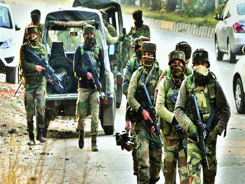 Two army officers killed in military base; 3 terrorists laid bare | लष्करी तळावरील अतिरेकी हल्ल्यात २ अधिकारी शहीद; ३ दहशतवाद्यांना घातले कंठस्नान