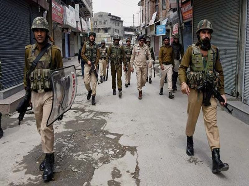 8 Men Associated With Lashkar E Taiba Arrested In Baramulla | काश्मीरमध्ये दहशतवाद्यांना मदत करणाऱ्या आठ जणांना अटक