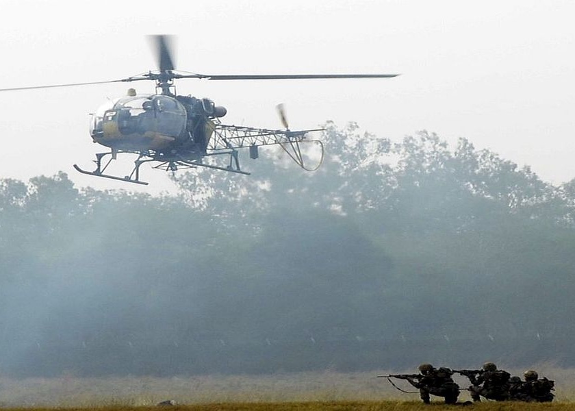 Cheetah, Chetak, Dhruv helicopter thrilling exercises | चित्ता, चेतक, ध्रुव हेलिकॉप्टरच्या चित्तथरारक कसरती; युद्धजन्य परिस्थितीचा थरार