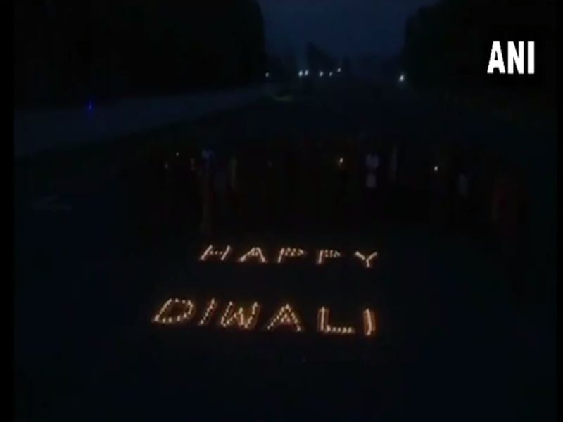 army jawans light up border to celebrate diwali | सीमारेषेवर जवानांनी दिव्यांनी लिहिले 'Happy Diwali', देशवासियांना दिल्या शुभेच्छा