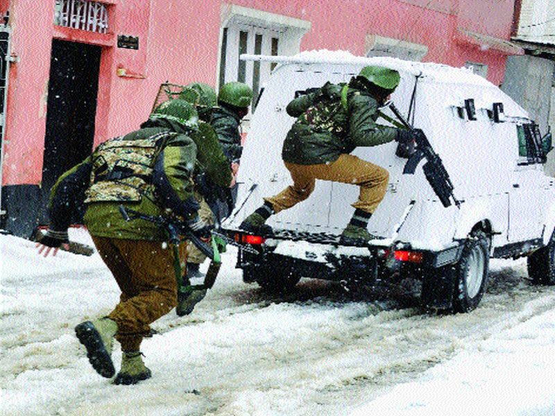 Targeted by terrorists in the ice-cold attack, the target was the CRPF camp | कोसळत्या बर्फात कारवाई करून उधळला अतिरेकी हल्ल्याचा प्रयत्न, सीआरपीएफ कॅम्प होते लक्ष्य