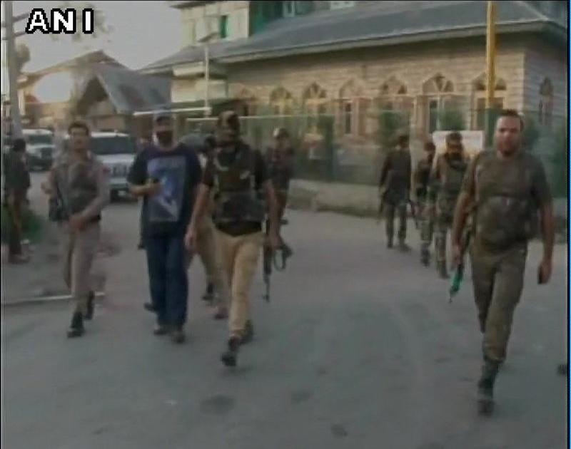 Jammu Kashmir: 3 terrorists' encounter in Sopore | जम्मू काश्मीर : सोपोरमध्ये लष्कर-ए-तोयबाच्या 3 दहशतवाद्यांचा एन्काऊंटर