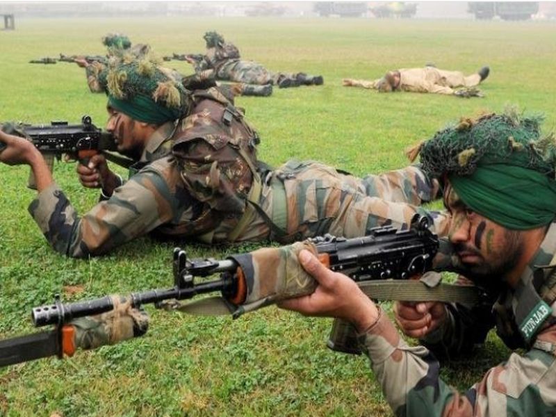 Armed forces reeling under shortage of over 52000 soldiers Govt | धोक्याची (सर)हद्द... भारतीय लष्करात ५२ हजार जवानांची कमतरता; केंद्राची चिंताजनक माहिती