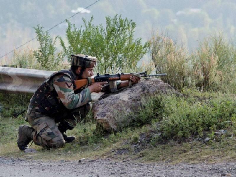 Encounter underway in Kupwara between Security forces and terrorists | जम्मू काश्मीर - सुरक्षा जवान आणि दहशतवाद्यांमध्ये चकमक, लपून बसलेत दहशतवादी