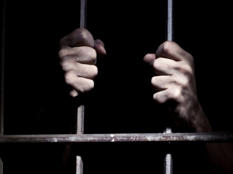 Arrest of a fugitive prisoner on parole for robbery | दरोडयाच्या गुन्हयातील पॅरोलवर असलेल्या फरार कैद्याला अटक 